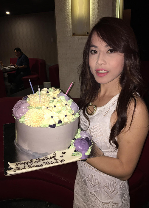 Ca sĩ Phương Trang cũng xuất hiện tại bữa tiệc sinh nhật lần thứ 78 của mẹ và đã tặng đấng sinh thành của mình chiếc bánh kem. 