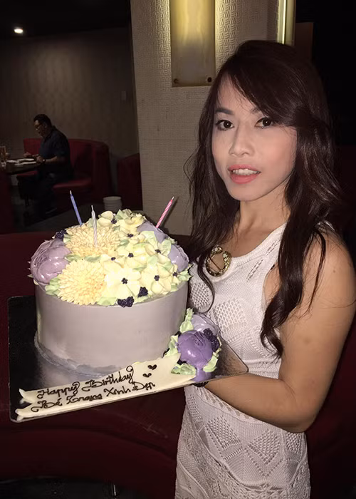 Ca sĩ Phương Trang cũng xuất hiện tại bữa tiệc sinh nhật lần thứ 78 của mẹ và đã tặng đấng sinh thành của mình chiếc bánh kem. 