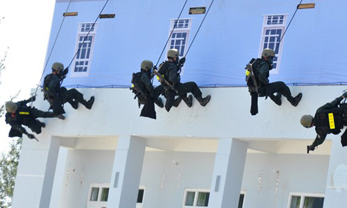 Trong lúc nhóm khủng bố chờ đợi yêu sách, nhiều nhóm cảnh sát đã tiếp cận tòa nhà từ nhiều hướng bắn hạ, khống chế nhóm khủng bố, giải cứu con tin thành công. 