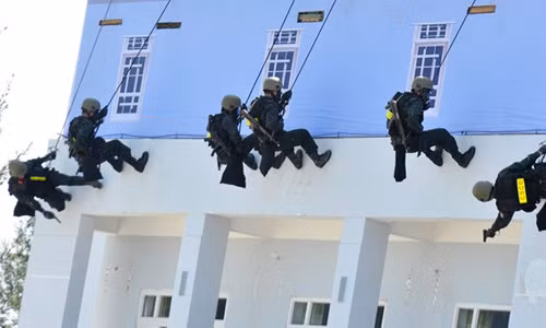 Trong lúc nhóm khủng bố chờ đợi yêu sách, nhiều nhóm cảnh sát đã tiếp cận tòa nhà từ nhiều hướng bắn hạ, khống chế nhóm khủng bố, giải cứu con tin thành công. 