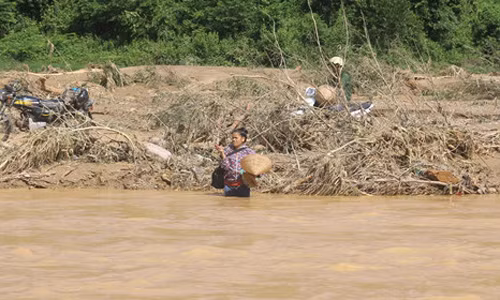 Tim thay 4 thi the nu gioi sau vu lu cuon