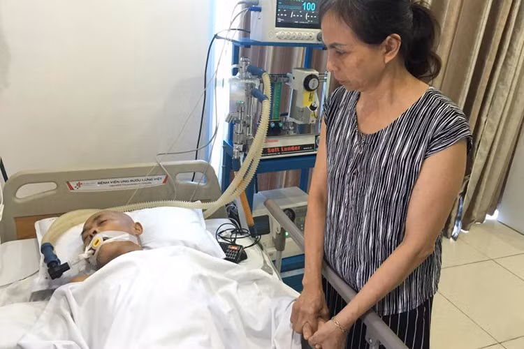 Trên trang cá nhân, ca sĩ Hồ Quang 8 vừa chia sẻ hình ảnh đến thăm nghệ sĩ Hán Văn Tình. Đặc biệt, khoảnh khắc vợ "lão Quềnh" nắm chặt tay chồng gây xúc động.