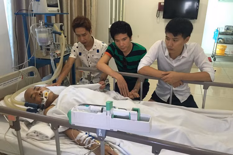 Hồ Quang 8 vốn là người em thân thiết của nam diễn viên phim "Đất và người". Trước đó, anh đã không ít lần đến thăm hỏi sức khỏe của nghệ sĩ Hán Văn Tình.