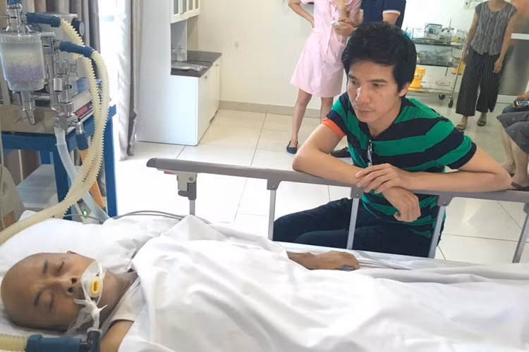 Trưa nay (2/9), trên trang cá nhân, nghệ sĩ Trà My cũng đã chia sẻ tình hình sức khỏe của "lão Quềnh". Nữ diễn viên cho biết, theo lời các bác sĩ, nghệ sĩ Hán Văn Tình sẽ khó qua khỏi.