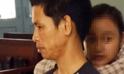 Thieu nu trao than cho anh xe om moi quen qua mang