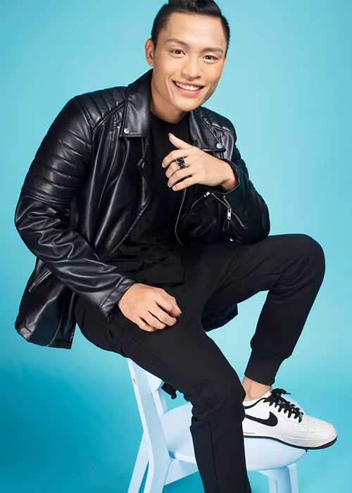 Tuy không có giọng hát nội lực như Janice Phương, nhưng bù lại, Việt Thắng lại sở hữu một màu sắc âm nhạc khác biệt và cái duyên sân khấu. 