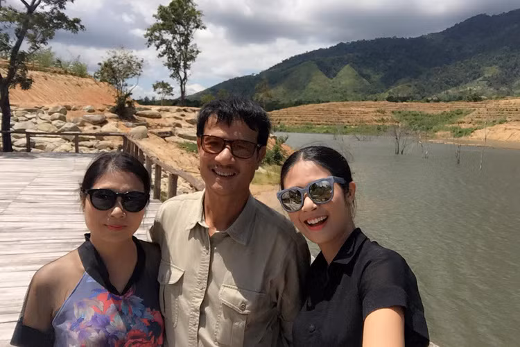 Trước đó, mỗi khi có dịp công tác ở nước ngoài, Hoa hậu Ngọc Hân thường dẫn bố mẹ đi cùng.