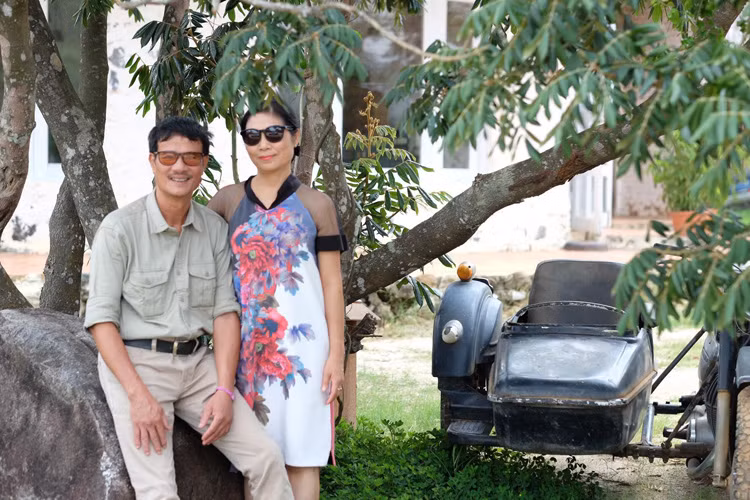 Theo lời của Hoa hậu Việt Nam 2010, bố mẹ cô đều là công nhân viên chức.