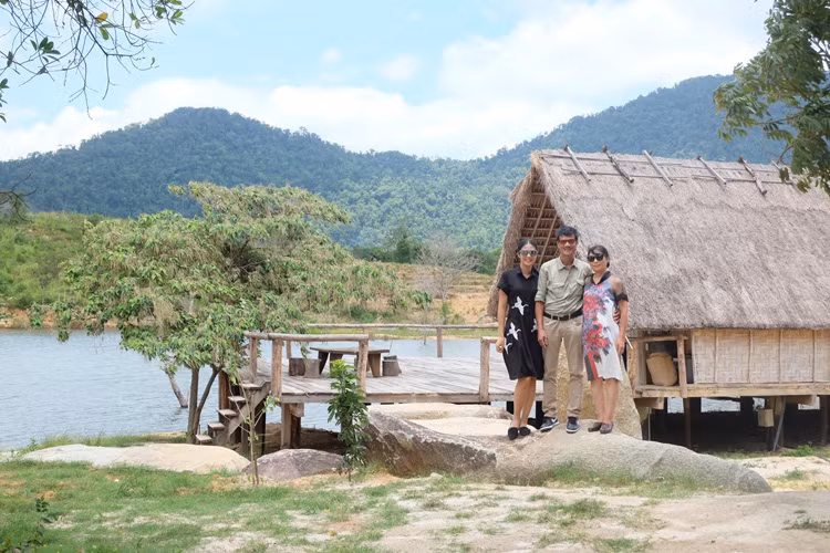 Cô muốn hai đấng sinh thành của mình có cơ hội khám phá những vùng đất mà thời trẻ họ chưa có dịp đặt chân đến.