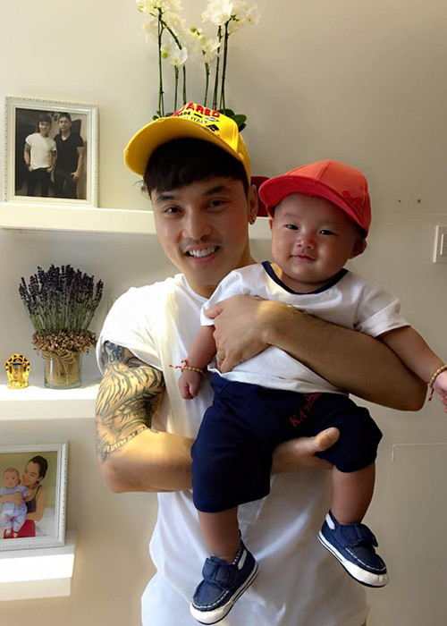 Nam ca sĩ sinh năm 1981 luôn nở nụ cười hạnh phúc bên bé Quốc Minh. 