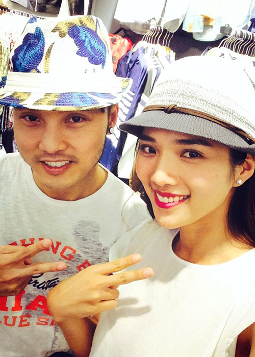 Kim Cương không chỉ là người bạn gái xinh đẹp của Ưng Hoàng Phúc mà còn là người quản lý của anh trong hoạt động nghệ thuật. 