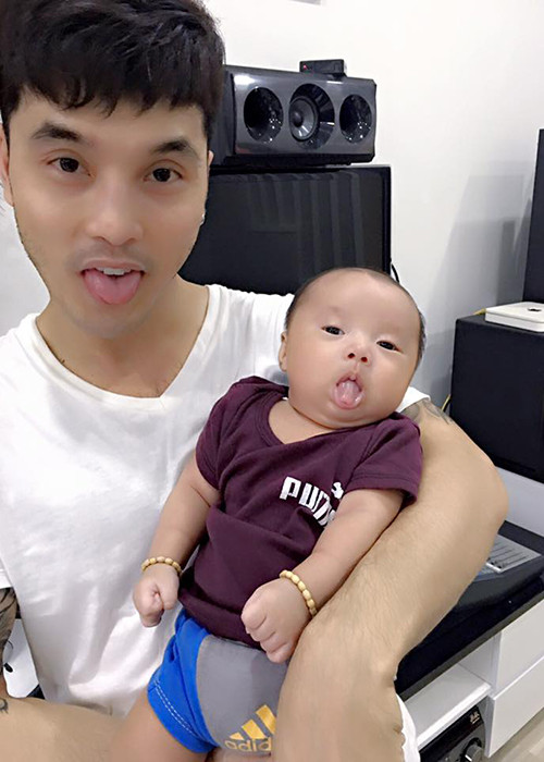 Bé Quốc Minh trông kháu khỉnh đáng yêu. Cậu nhóc còn được xem là bản sao của Ưng Hoàng Phúc. 