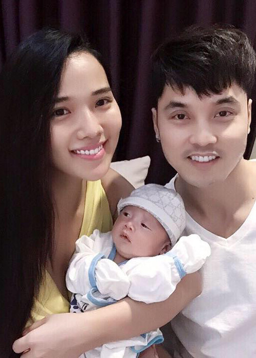 Vợ chồng Ưng Hoàng Phúc và Kim Cương vui mừng chào đón thiên thần nhỏ đáng yêu đầu tiên của mình. 