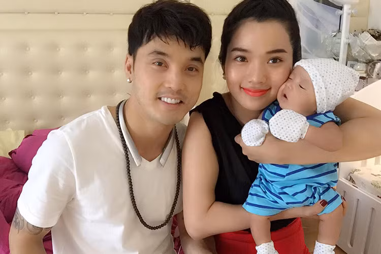 Hạnh phúc của cặp đôi vợ chồng nổi tiếng thêm viên mãn khi cậu con trai Nguyễn Quốc Minh chào đời vào ngày 24/4/2016. 