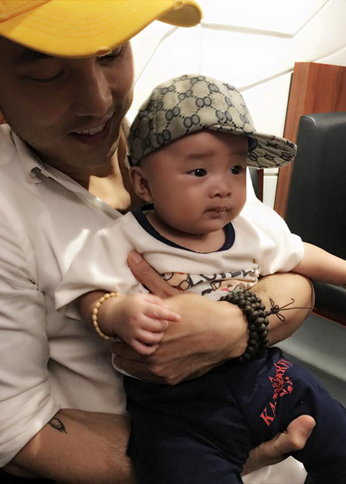 Mỗi khi ở bên cậu con trai nhỏ, Ưng Hoàng Phúc dường như quên đi mọi mệt mỏi trong công việc. 
