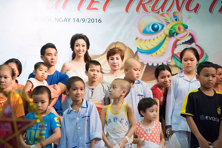 Trong bộ váy trắng muốt, Hoa hậu Việt Nam 2016 hóa thân thành chị Hằng xinh đẹp đón Tết trung thu với các em nhỏ.