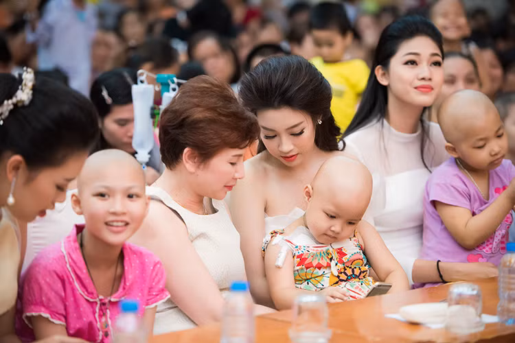 Đỗ Mỹ Linh tâm sự rằng đây là lần đầu tiên cô tham gia chương trình trung thu với các em nhỏ ở Viện Huyết học - Truyền máu T.Ư.