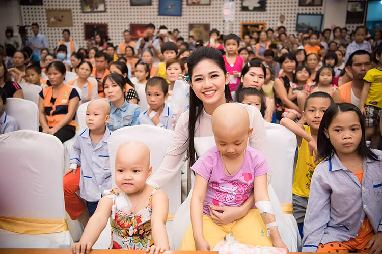 Á hậu Thanh Tú chia sẻ, cô thực sự cảm thấy vừa thương vừa cảm phục vì nghị lực của các em quá lớn khi chống lại sự đau đớn của căn bệnh.