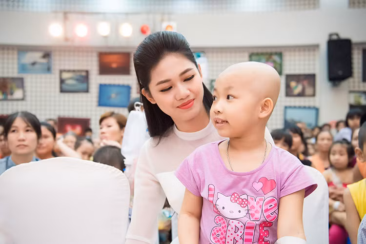 Ngoài Hoa hậu Mỹ Linh, Á hậu 1 cuộc thi Hoa hậu Việt Nam 2016 Ngô Thanh Thanh Tú cũng tham gia đêm tiệc trung thu.