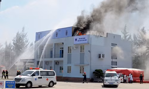 Lực lượng cảnh sát phòng cháy cùng nhiều xe chuyên dụng phối hợp với đội ngũ y, bác sĩ đến hiện trường dập lửa, cấp cứu người gặp nạn. Theo Ban tổ chức, cuộc diễn tập phòng chống khủng bố lần này nhằm nâng cao tinh thần cảnh giác, ý thức trách nhiệm của cán bộ, kỹ sư, công nhân nhà máy lọc dầu Dung Quất. 