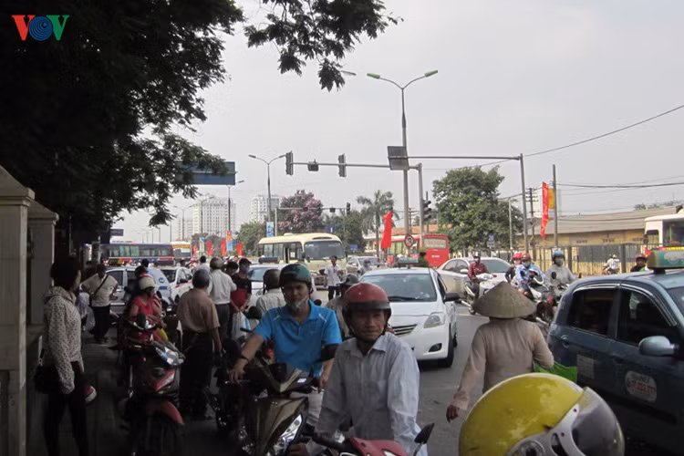 Nguoi dan “tay xach nach mang” do ve Ha Noi sau ky nghi-Hinh-5