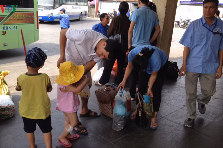 Nguoi dan “tay xach nach mang” do ve Ha Noi sau ky nghi-Hinh-3