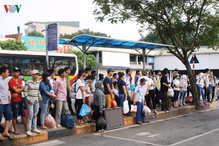 Nguoi dan “tay xach nach mang” do ve Ha Noi sau ky nghi