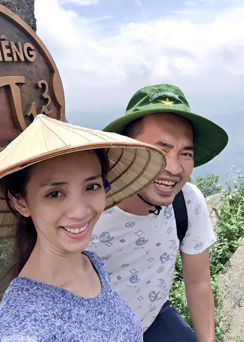 Trải qua quãng đường khá xa và khó khăn, vợ chồng “hoa hậu hài” Thu Trang cũng có mặt trên đỉnh Yên Tử.