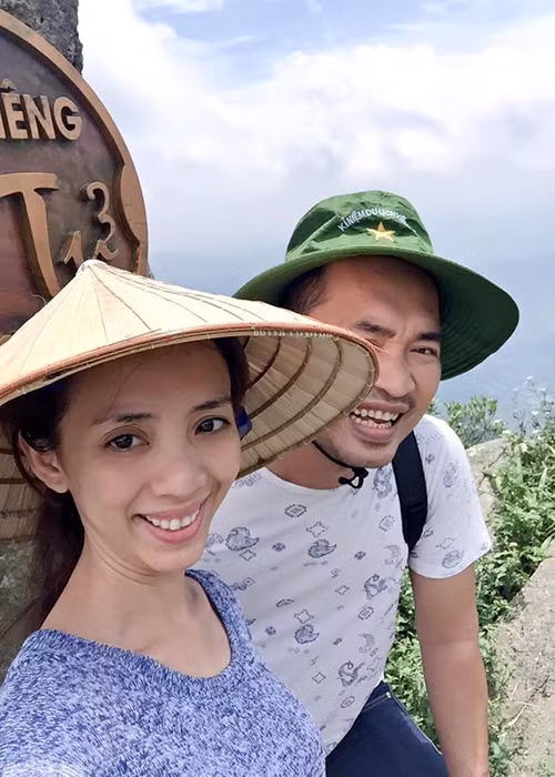 Trải qua quãng đường khá xa và khó khăn, vợ chồng “hoa hậu hài” Thu Trang cũng có mặt trên đỉnh Yên Tử.