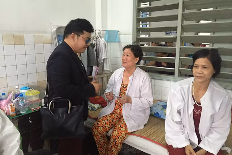 Nam ca sĩ hải ngoại chia sẻ trên trang cá nhân về chuyến đi: “Có nhiều thì mình cho nhiều, có ít cho ít, tất cả ở tấm lòng”.