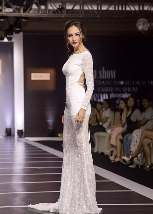 Mặc dù lần đầu tiên làm vedette nhưng Ngọc Diễm được đánh giá diễn catwalk khá chuyên nghiệp.