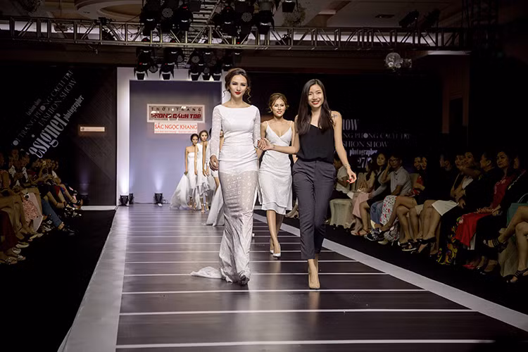 Với vị trí vedette, Hoa hậu Du lịch Việt Nam 2008 nổi bật bên dàn người mẫu đồng hành cùng NTK An Nhiên.