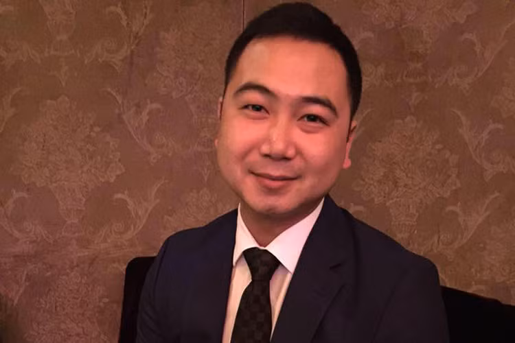 Bạn trai Á hậu Thúy Vân sinh năm 1987, hơn người đẹp 6 tuổi và từng đi du học ở Canada.