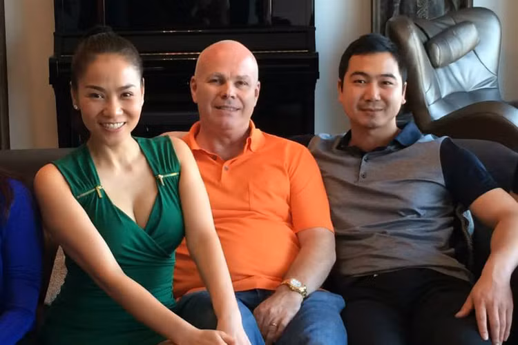 Hình ảnh bạn trai Thúy Vân bên vợ chồng ca sĩ Thu Minh - doanh nhân Otto.