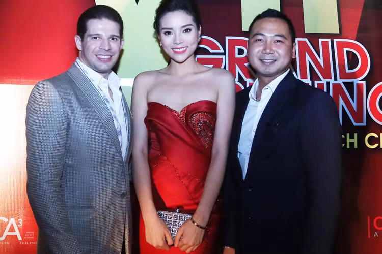 Nguyễn Tuấn John cũng có nhiều mối quan hệ thân thiết với sao Việt: Hoa hậu Kỳ Duyên, Hoa hậu Mai Phương Thúy…