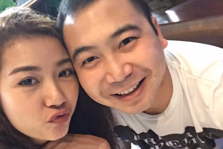 Mới đây, Nguyễn Tuấn John - bạn trai Á hậu Thúy Vân đã chính thức công khai mối quan hệ bằng việc cập nhật bức ảnh tự sướng của hai người thành ảnh đại diện của trang cá nhân Facebook.