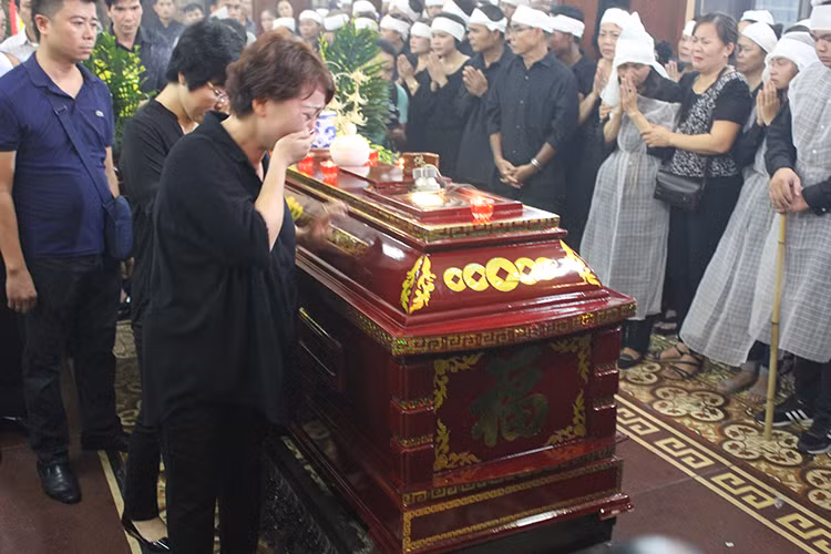 Trong lễ tiễn đưa nam diễn viên phim "Đất và người", nghệ sĩ Trà My đã không kìm được nước mắt.