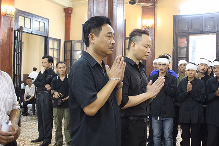 Nghệ sĩ Quốc Khánh cũng có mặt trong lễ tang nghệ sĩ Hán Văn Tình.
