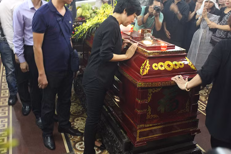 MC Thảo Vân lặng người bên linh cữu của nghệ sĩ Hán Văn Tình.
