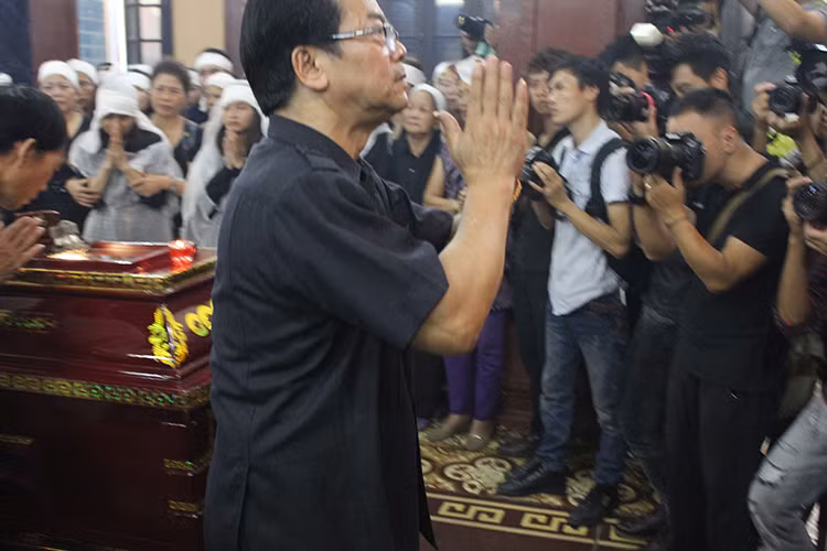 Nghệ sĩ Trần Nhượng cầu mong linh hồn của nghệ sĩ Hán Văn Tình sớm được siêu thoát.