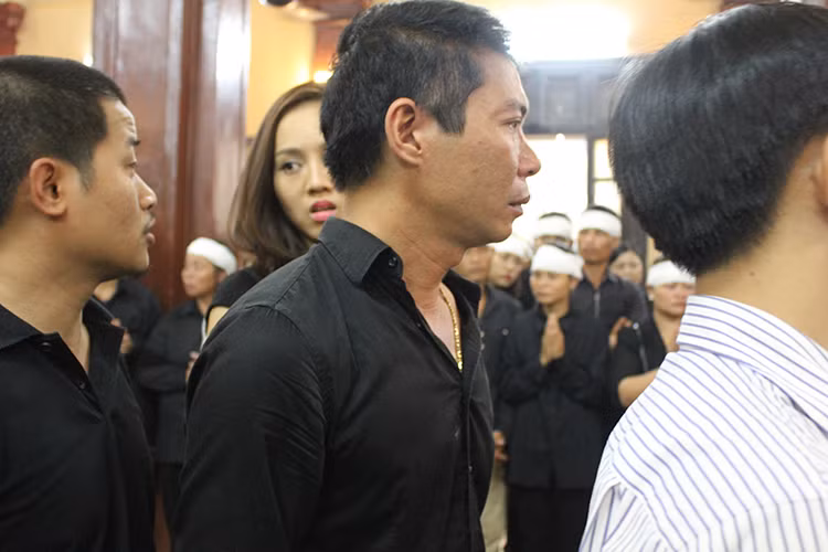 Có mặt tại lễ tang, nghệ sĩ Công Lý rưng rưng nước mắt.