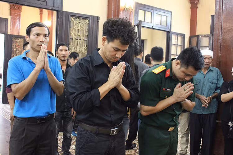 Hai danh hài Xuân Bắc và Tự Long kính cẩn nghiêng mình trước vong linh của nghệ sĩ Hán Văn Tình.