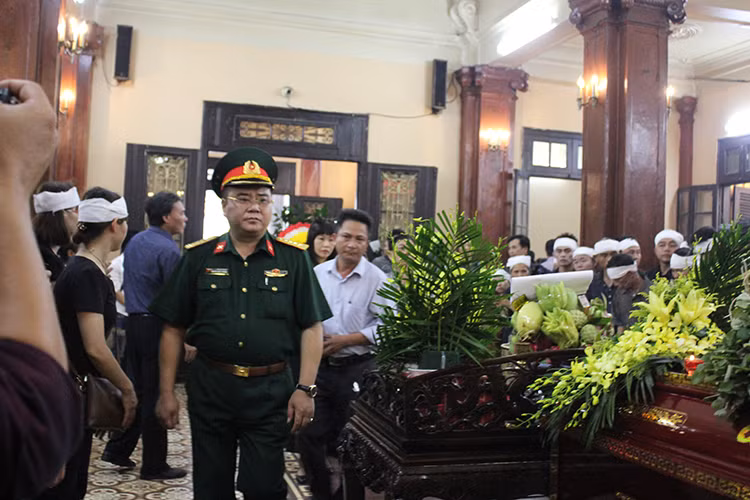 Nghệ sĩ Quốc Trượng cũng đến nói lời tiễn biệt nghệ sĩ Hán Văn Tình.