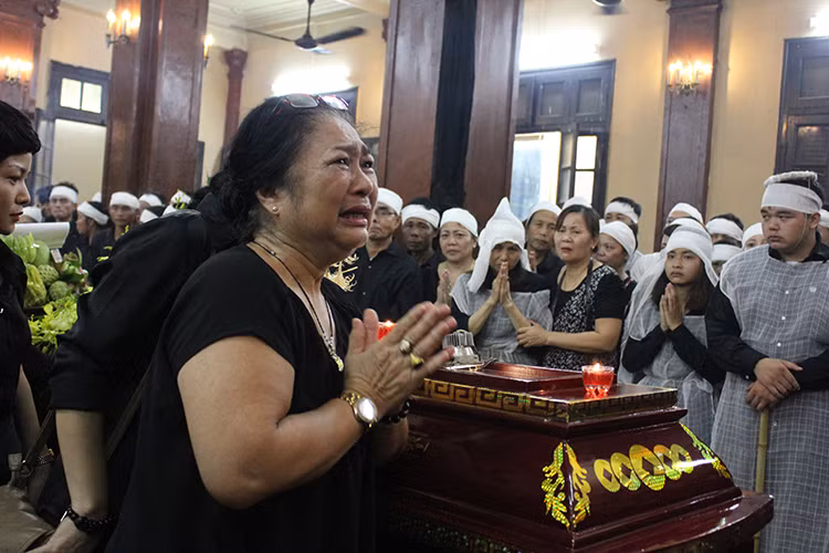 Nghệ sĩ Kim Xuyến khóc nức nở tại đám tang của người đồng nghiệp.