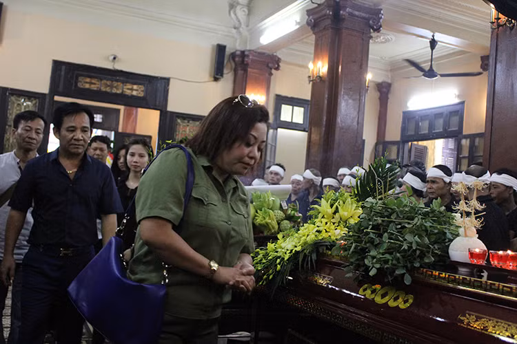 Nghệ sĩ Quang Tèo hòa mình vào dòng người đến viếng nghệ sĩ Hán Văn Tình.