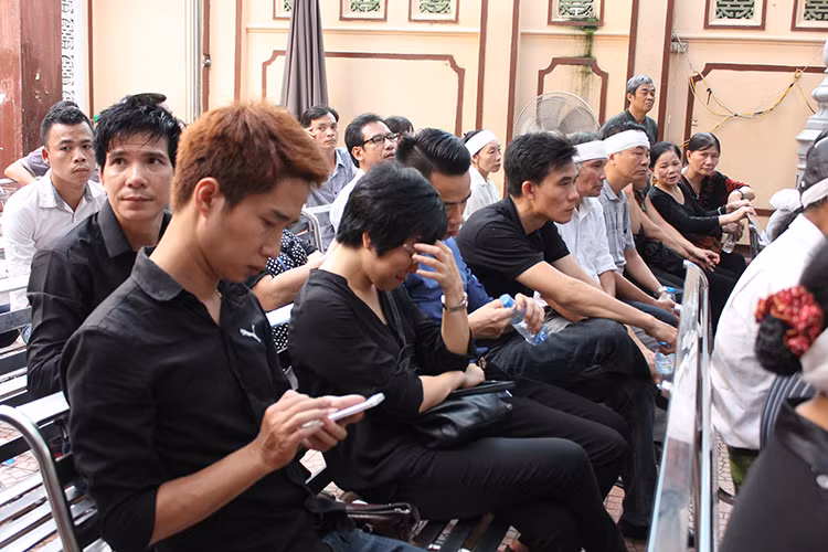 Nữ MC không ngừng khóc vì người anh thân thiết của mình đã rời xa cõi tạm.