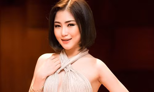 Huong Tram buc xuc khi bi ga doi tinh lay o to