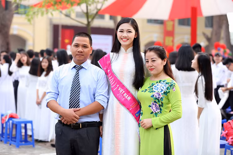 A hau Thanh Tu bi vay kin khi ve tham truong cu-Hinh-6