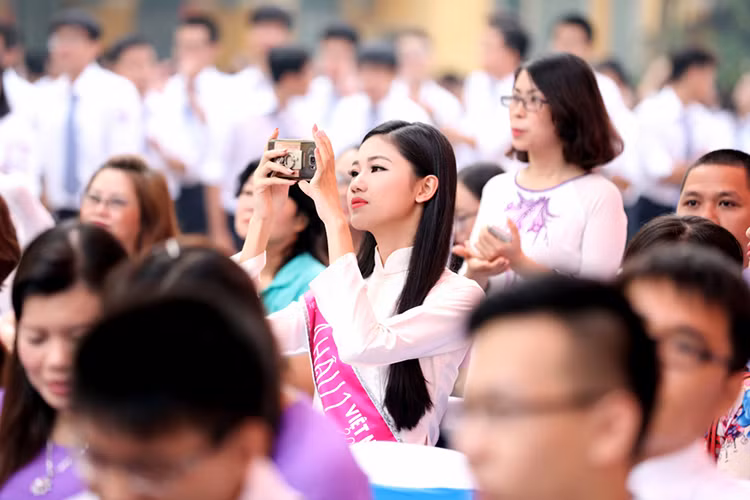 A hau Thanh Tu bi vay kin khi ve tham truong cu-Hinh-8