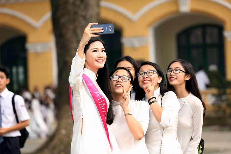 A hau Thanh Tu bi vay kin khi ve tham truong cu-Hinh-14